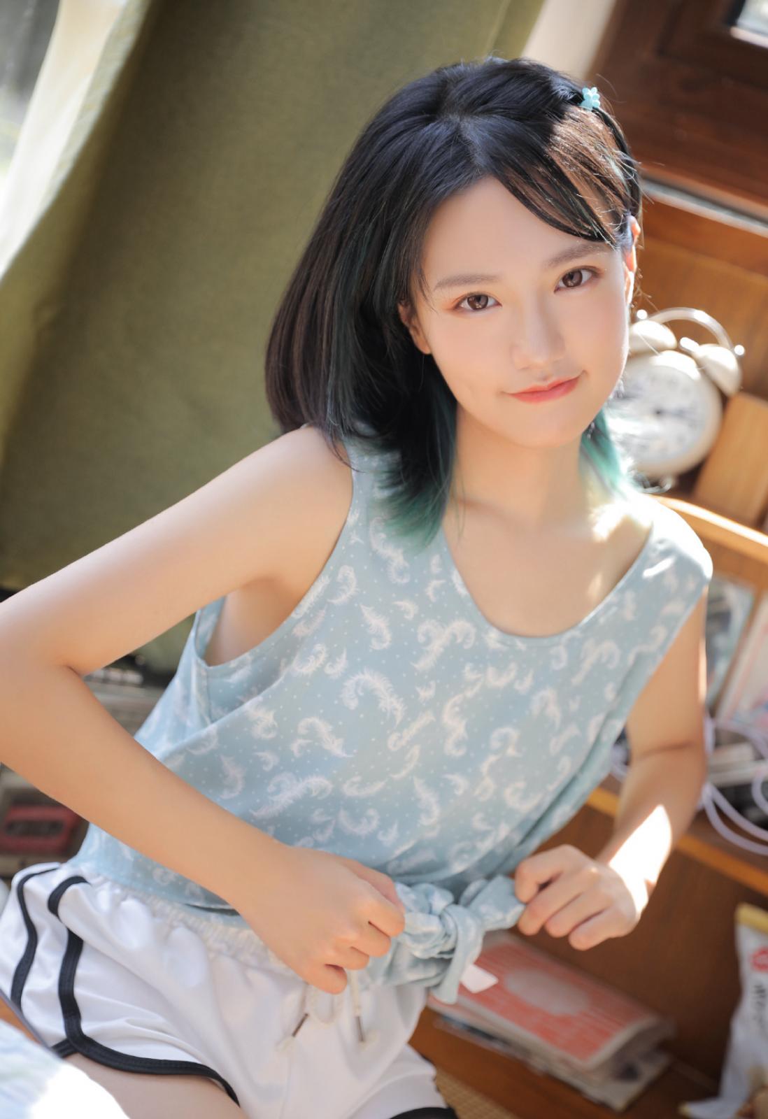 清纯邻家妹妹吃西瓜高清图片