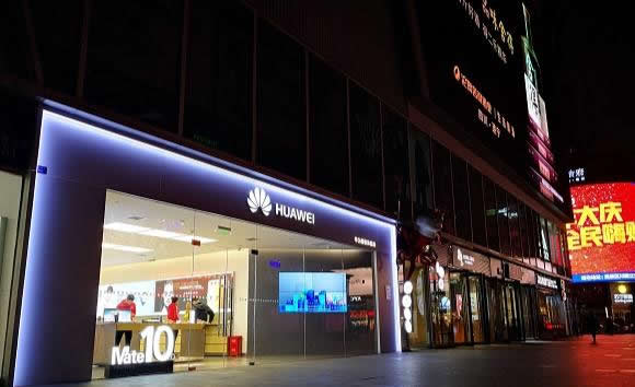 为让友商接受鸿蒙OS，华为或将走微软高端路线，避免形成直接竞争