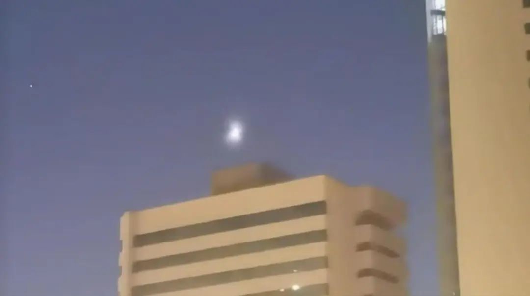 新疆多地现不明飞行物，目击者称和月亮一样亮，几秒内突然加速消失