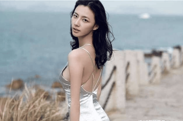 她曾是清纯玉女,因名气不高风格大变,龚玥菲柳岩都没她敢穿 她曾是清纯玉女,因名气不高风格大变,龚玥菲柳岩都没她敢穿