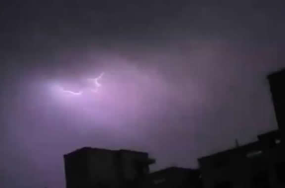 神秘飞行物!西安雷雨夜网友拍到龙形飞行物,气象局部门回应了