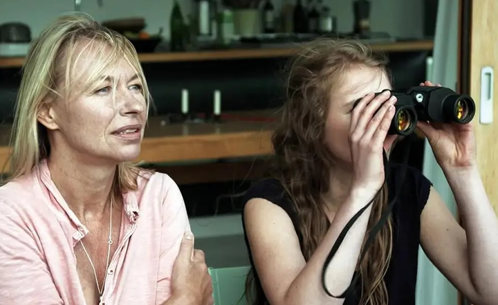 德国大尺度影片,《女人之湖》:同性爱侣平淡日常生变,意外邂逅打破僵局