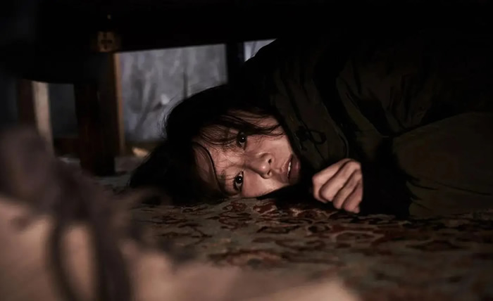 韩国必看大尺度禁片：《在你床底下》的翻版《门锁》， 独居女性必看