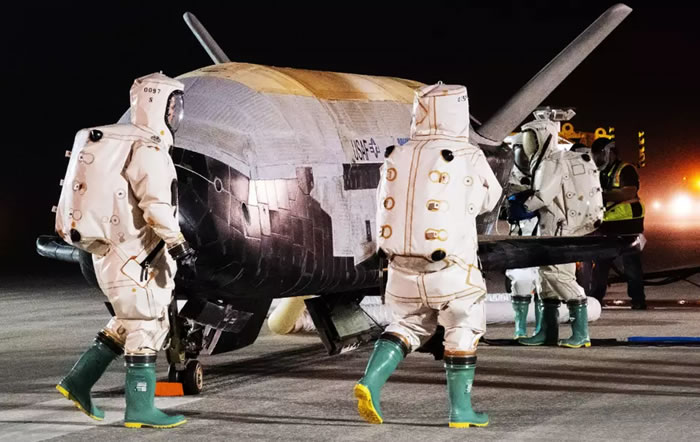 神九碰上UFO是美X37B：卫星杀手捣毁天宫