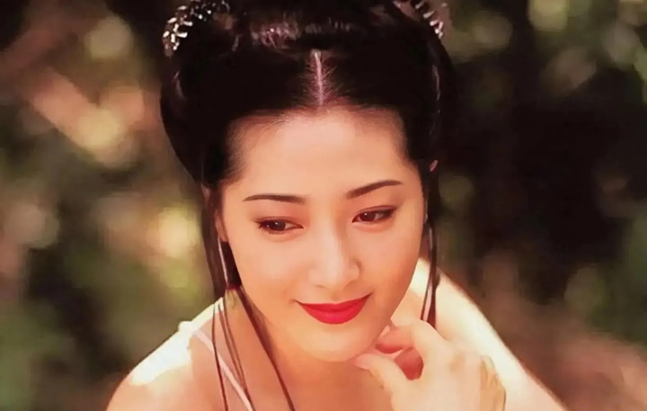曾被贴上“亚洲第一乳神”标签，演潘金莲一夜爆红，如今是真的人生赢家